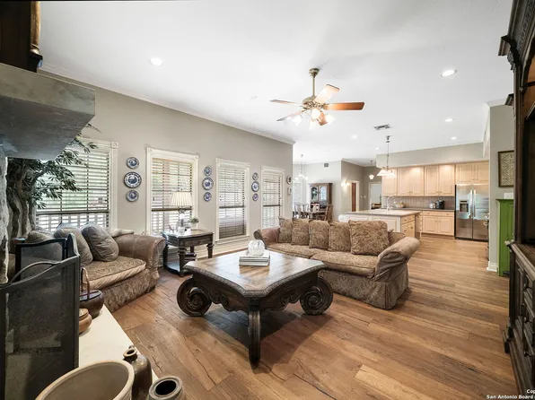100 River Bluff, Castroville, TX 78009
