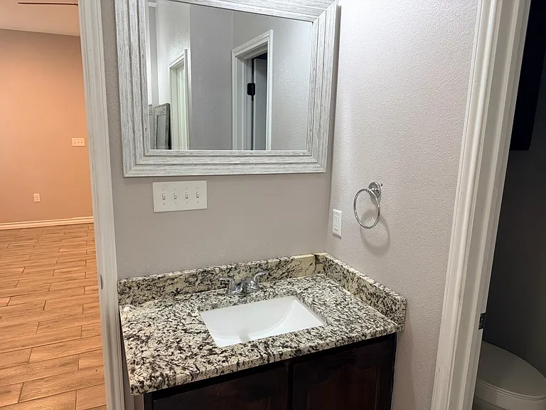 302 N Carver — Photo 17
