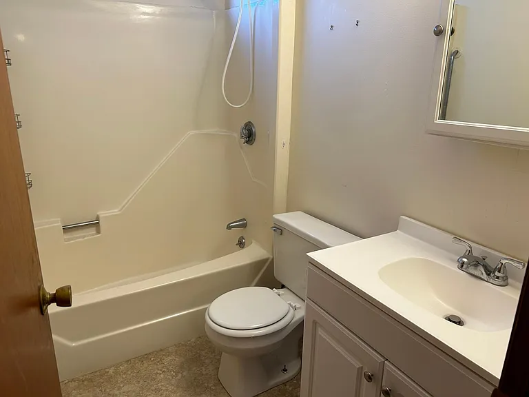 940 York Ave #6 — Photo 4