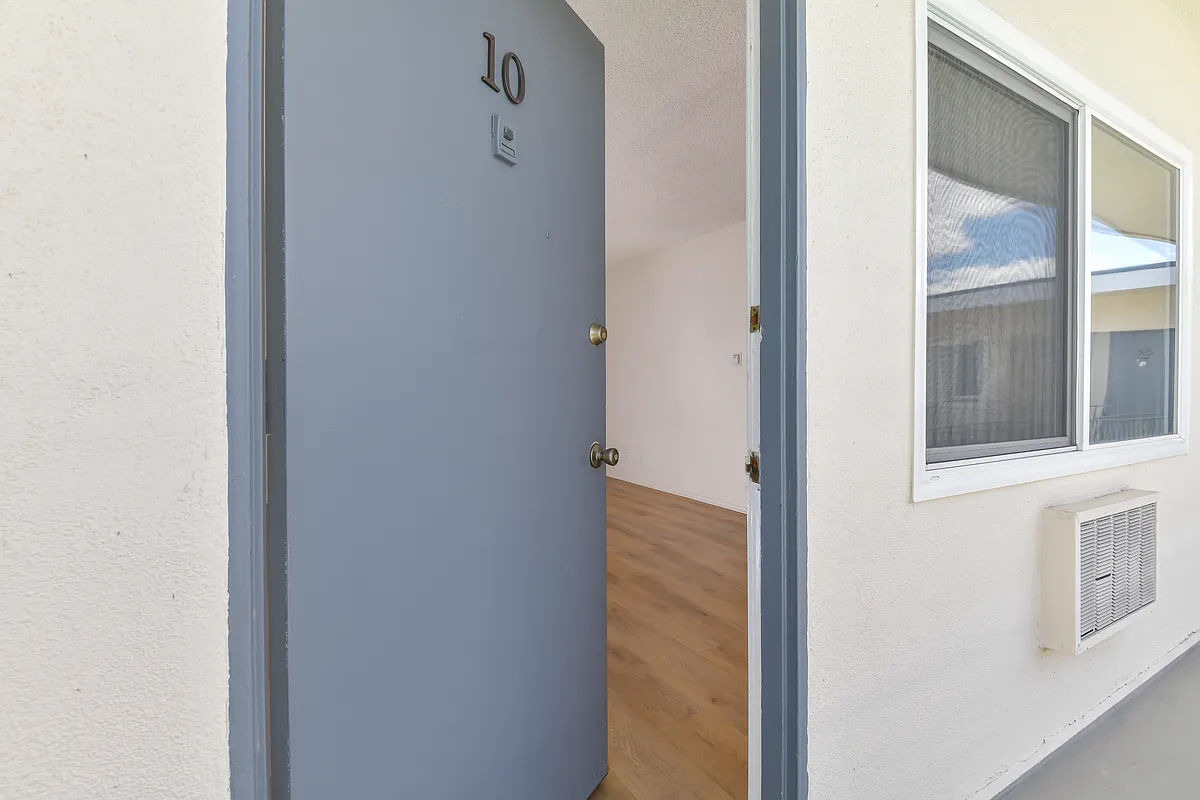 Building Photo - 657 Milford St #10