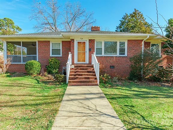 3rd image of 724 Colonial Dr