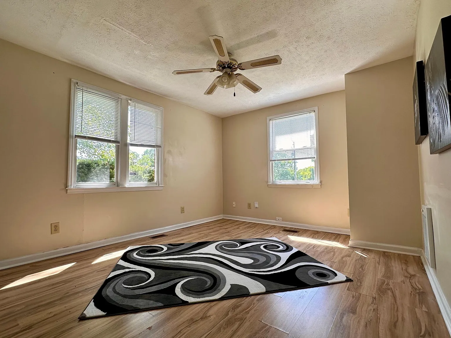 917 Thomas Ave — Photo 4