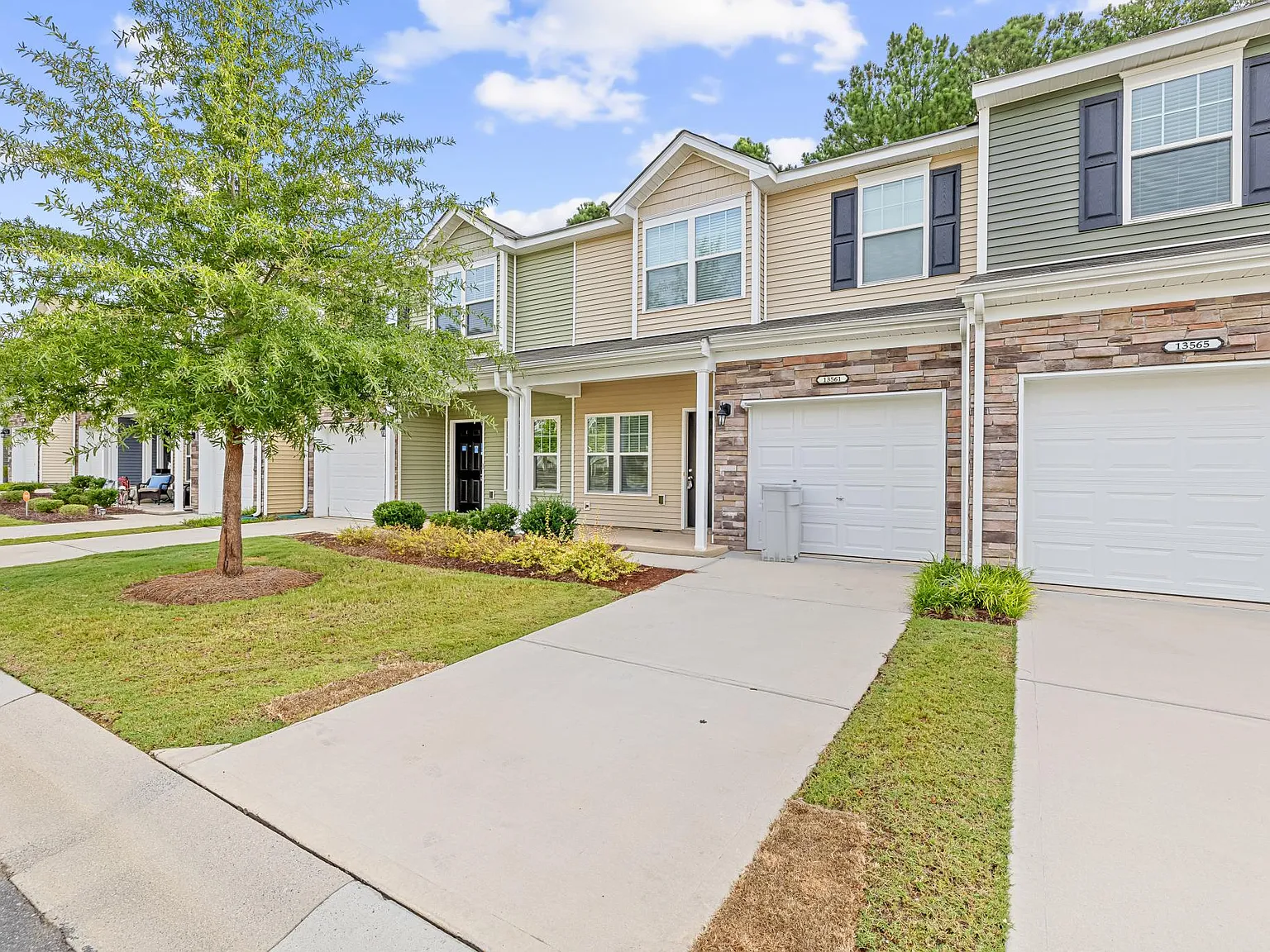 2 bed, 2.5 bath, 1348 sqft, $1,895 — Photo 2