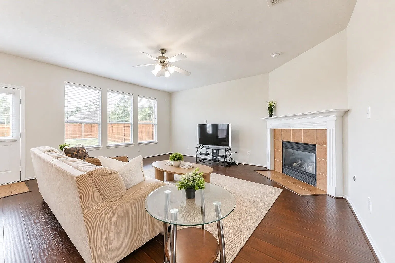 4 bed, 2.5 bath, 2477 sqft, $2,450 — Photo 4