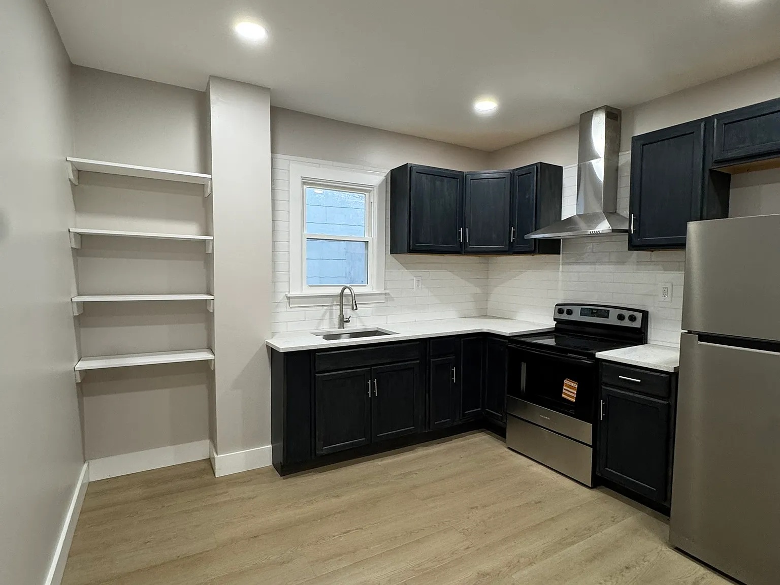 5 bed, 1.5 bath, 1200 sqft, $2,150 — Photo 2