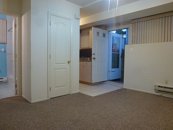 4th image of 904 Rockland Ave #2