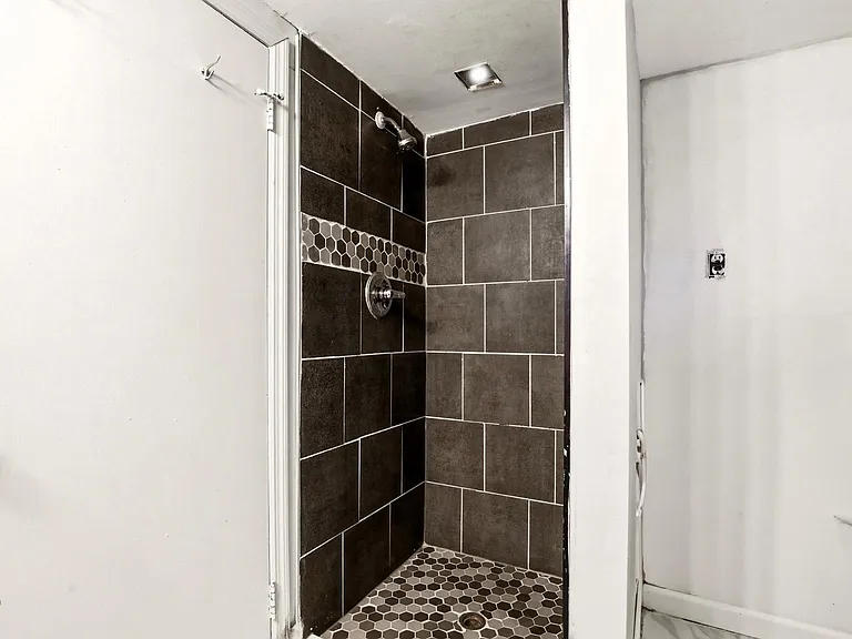 712 Sheridan Ave — Photo 1