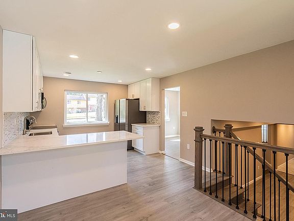 5th image of 402 Warburton Oaks Dr