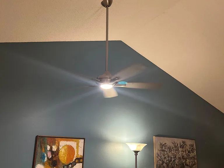 Larage ceiling fan in dining room