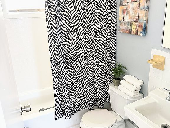 Cute bath with tub/shower combination