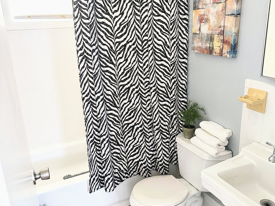 Cute bath with tub/shower combination