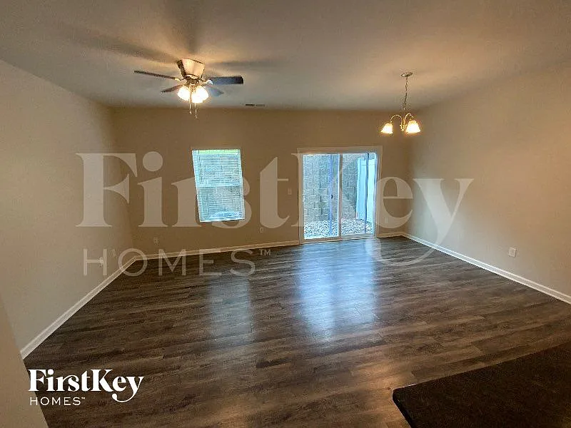 3 bed, 2.5 bath, 1511 sqft, $2,330 — Photo 2