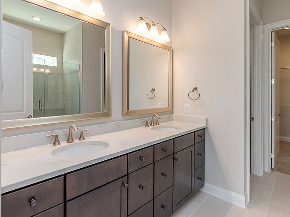 Dual sinks in owner s bath