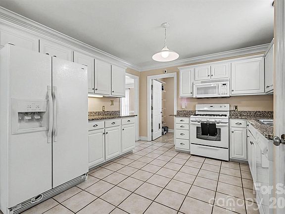 3rd image of 809 Robertson Rd