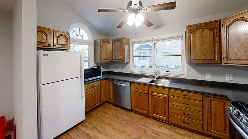 Building Photo - 120 N Summit St #1