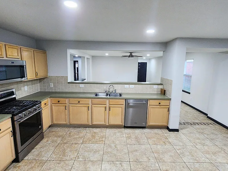 3914 Brighton Springs Ln — Photo 4