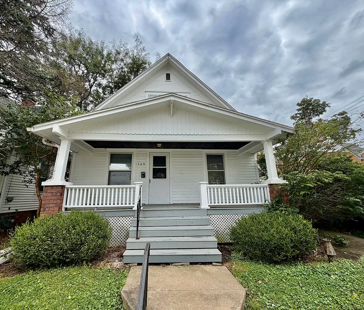 Charming 3 Bedroom House with Front Porch! — Photo 1