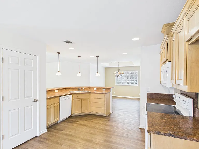 1721 Cherrywood Dr — Photo 13