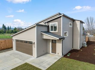 902 Bumble Bee St, Medford, OR 97501