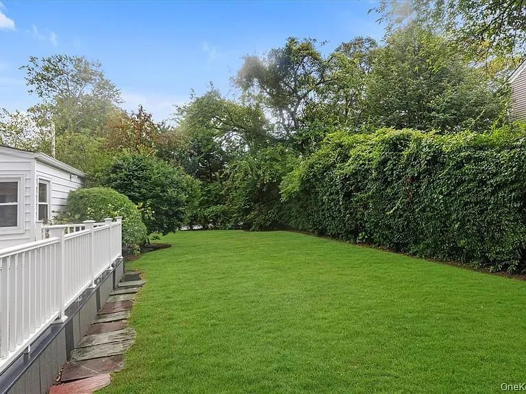 709 Carlyle St — Photo 28