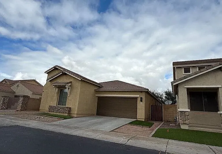 400 W Wisteria Pl