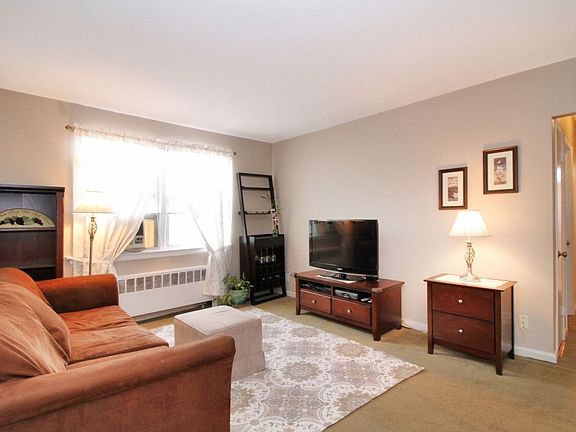 5th image of 5 Bryant Cres APT 2J