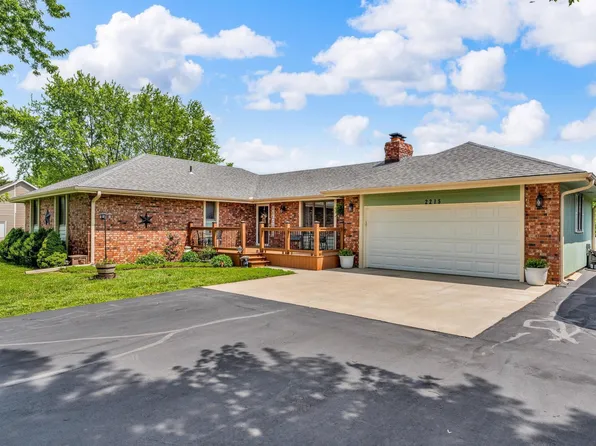 2215 SE 53rd St, Topeka, KS 66609