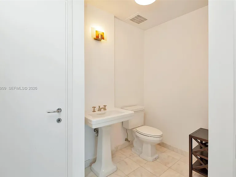 50 S Pointe Dr #2007 — Photo 23