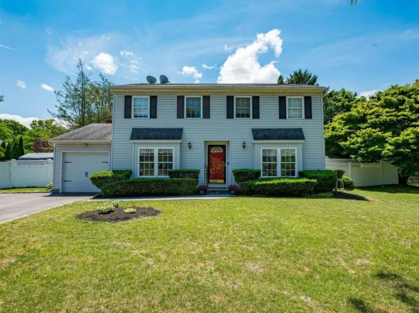 11 Robin Lane, Kings Park, NY 11754