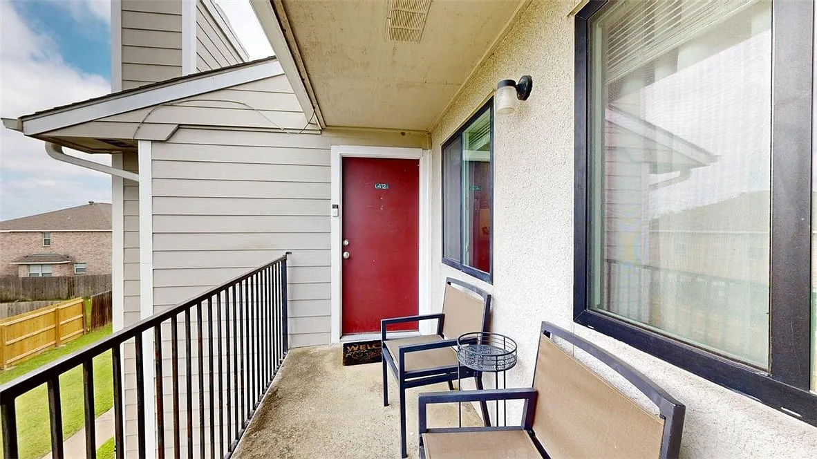 2 bed, 890 sqft, $1,200 — Photo 2