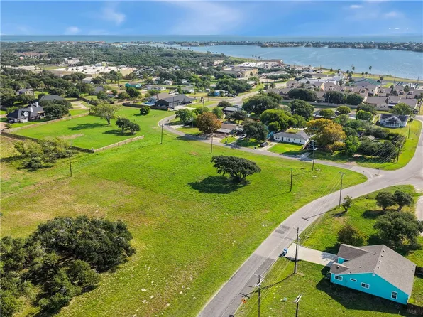1215 Lady Claire St, Rockport, TX 78382