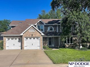 824 Lexington Ln, Papillion, NE 68046