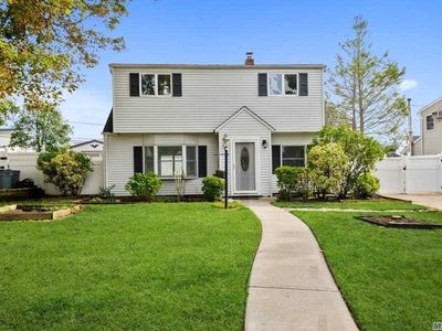 12 Crest Ln, Levittown, NY, 11756