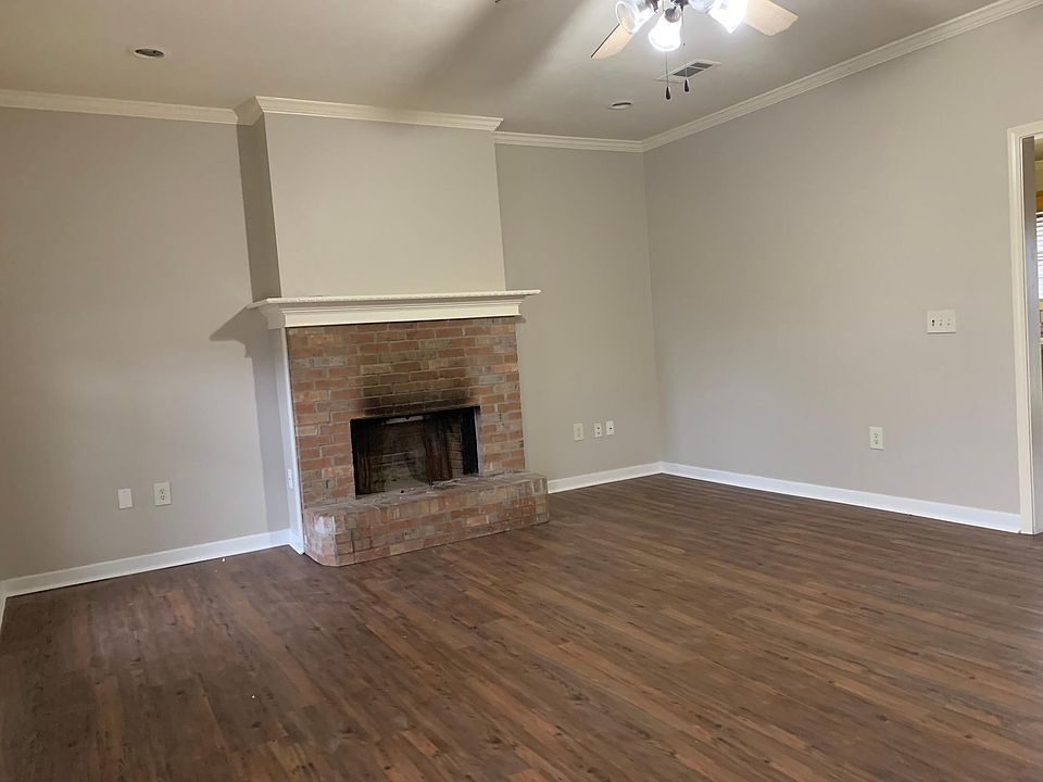 2nd image of 410 Oak Lawn Dr