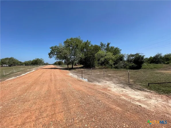 697 Robinhood Rd, Victoria, TX 77905