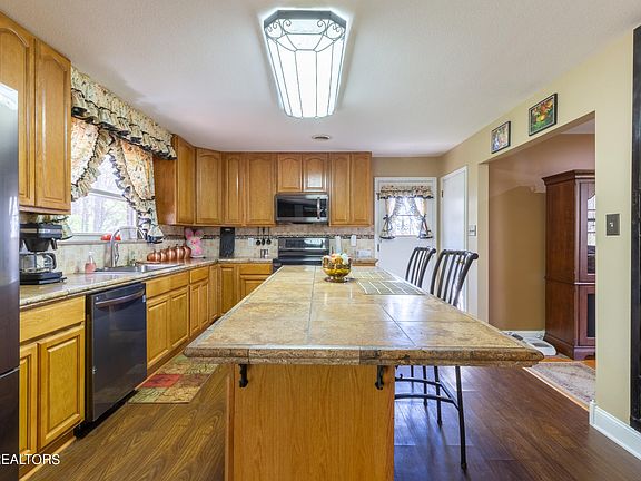 2nd image of 400 Lupine Dr