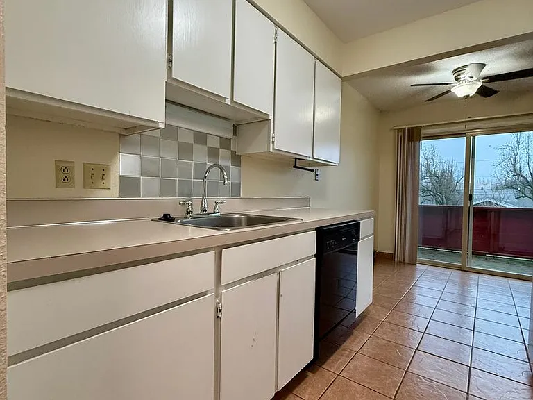 Vintage Upstairs 2 Bedroom With Patio In Hollywood District ~ Near It All! Off Street Parking~ Pe... — Photo 6