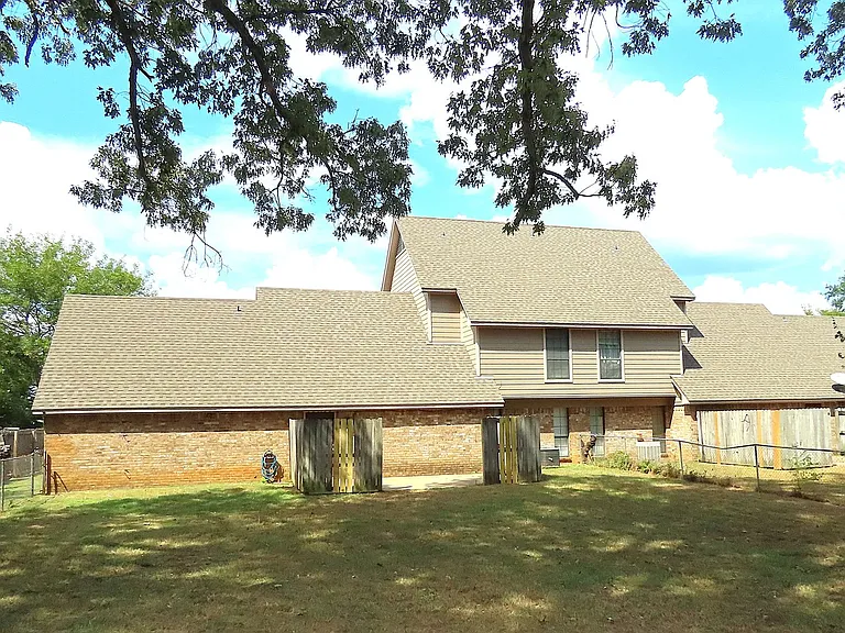 704 Kelli — Photo 31