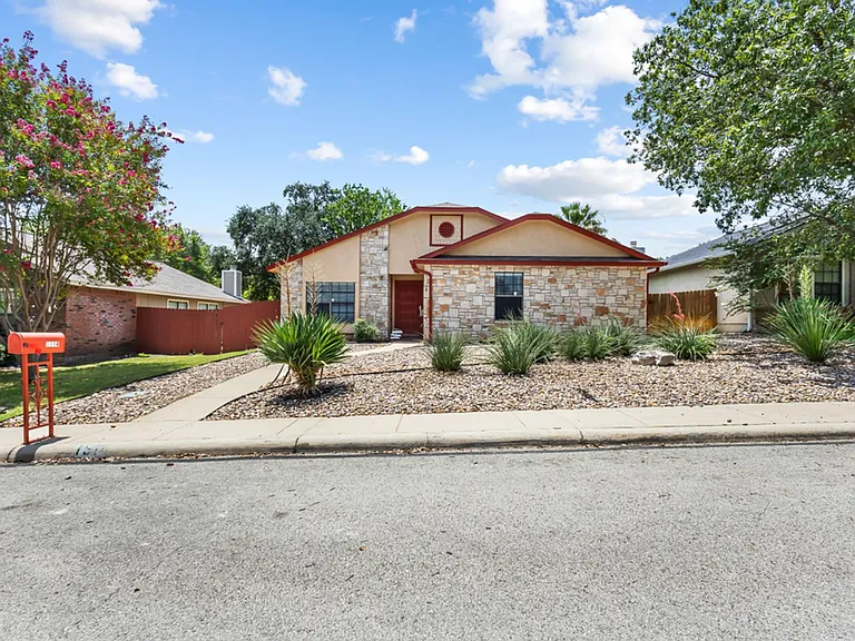 1514 Vista Hill St — Photo 1