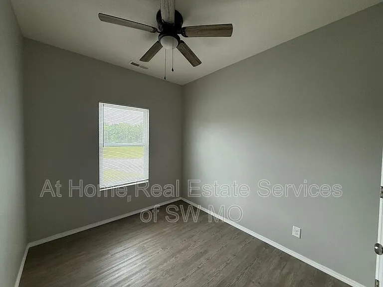 1080 S Mission Ave — Photo 11