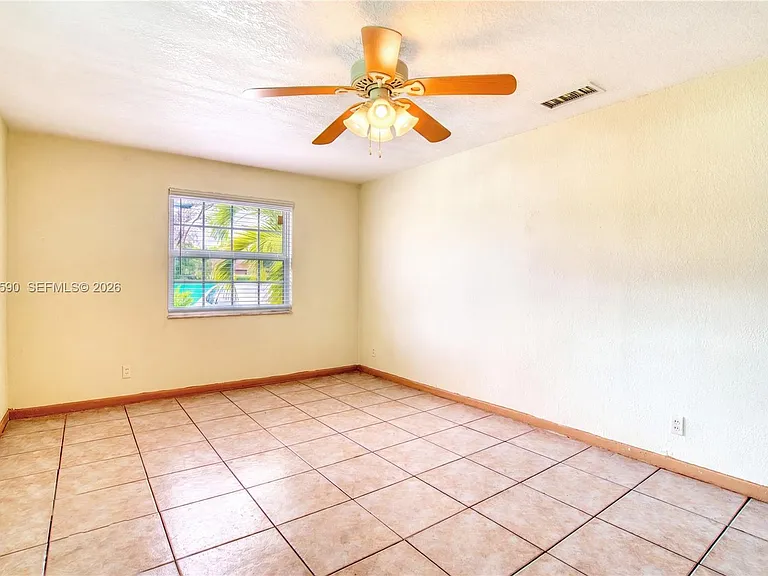 129 SE 4th Ave #1 — Photo 16