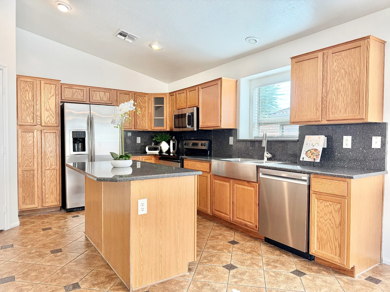 4 bed, 1886 sqft, $2,199 — Photo 4