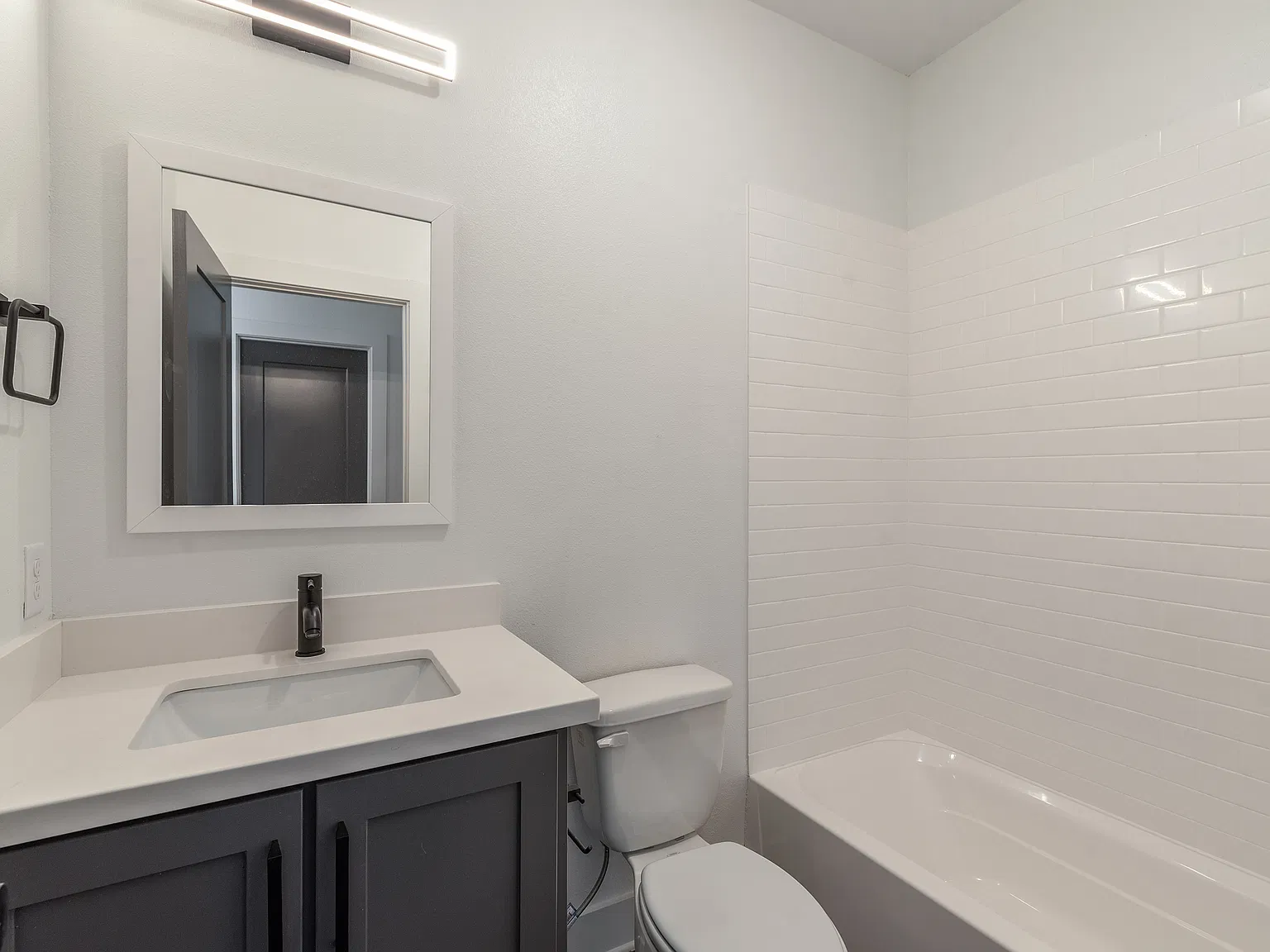 3 bed, 3.5 bath, 2100 sqft, $3,000 — Photo 4