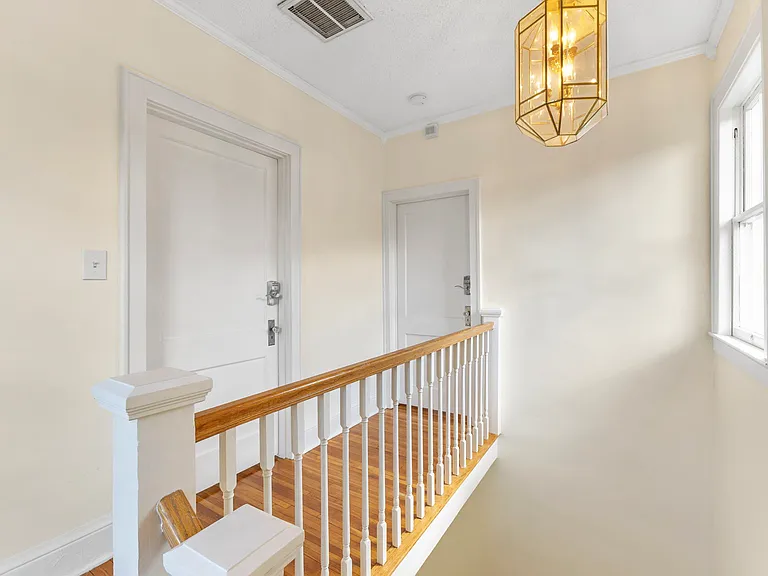 landing first floor, entrance to appartment