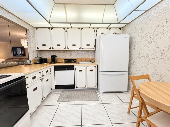 600 Parkview Dr APT 206, Hallandale, FL 33009