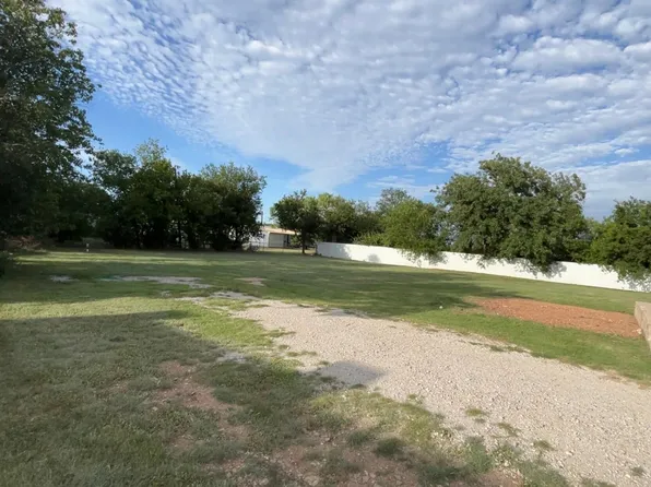 505 E Walnut St, Coleman, TX 76834