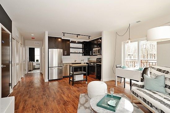 1st image of 1811 W Argyle St APT 6C