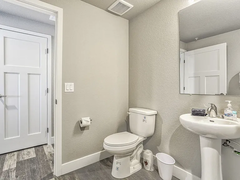 Full guest bathroom