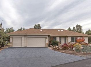 800 Cinnamon Teal Dr, Redmond, OR 97756