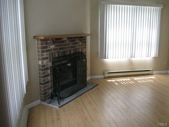 Plenty of light & cozy Wood burning Fireplace